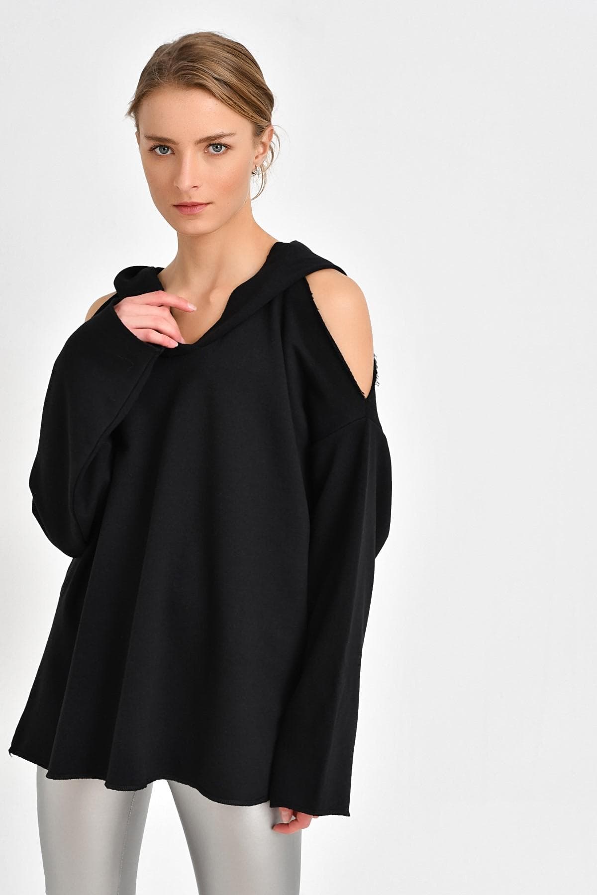 OMUZ DETAYLI SİYAH SWEATSHİRT