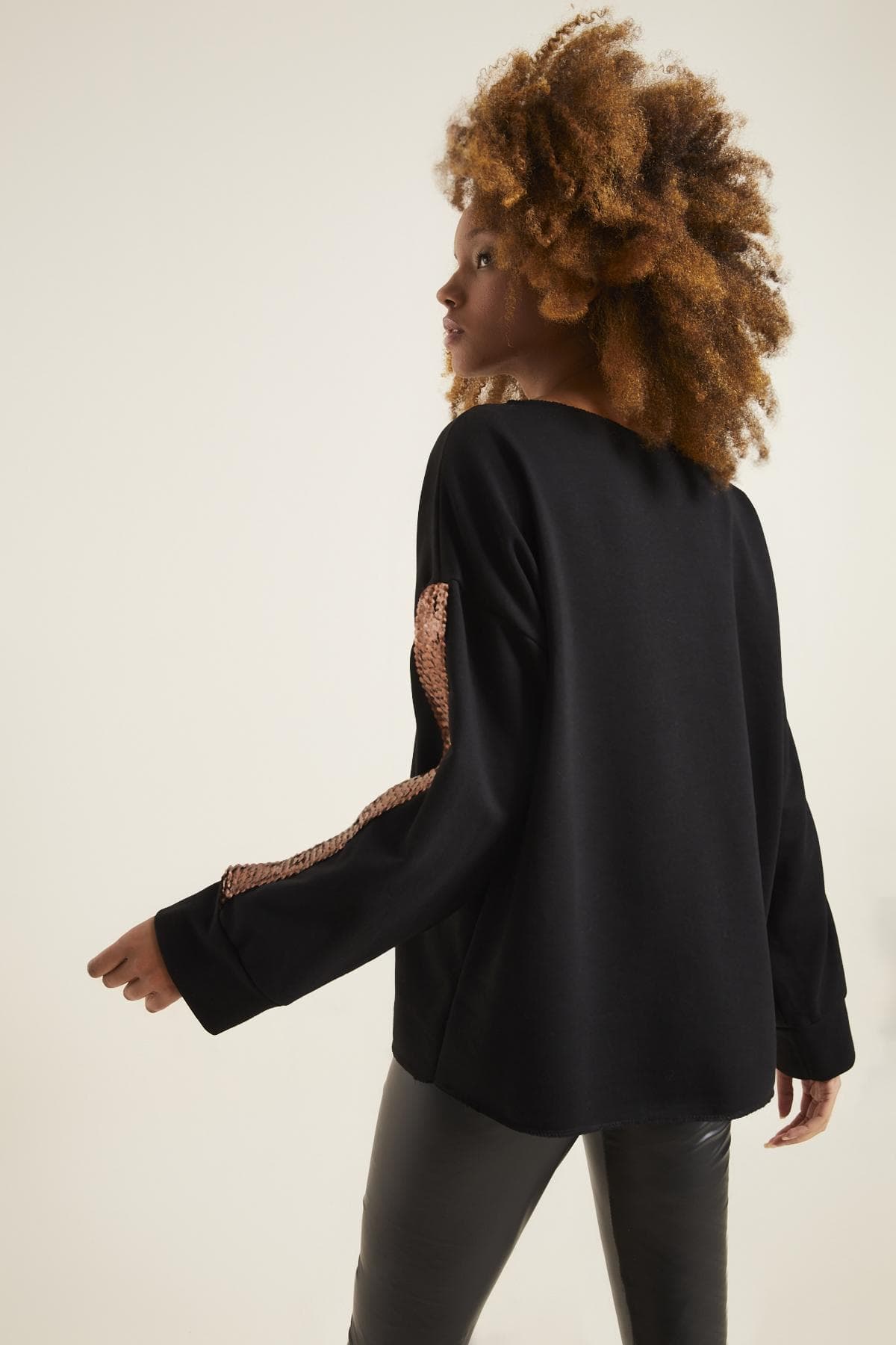 BAKIR KOL DETAY SİYAH SWEATSHIRT - 5