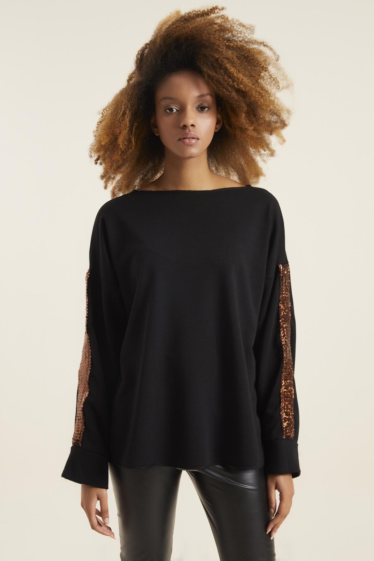 BAKIR KOL DETAY SİYAH SWEATSHIRT - 2