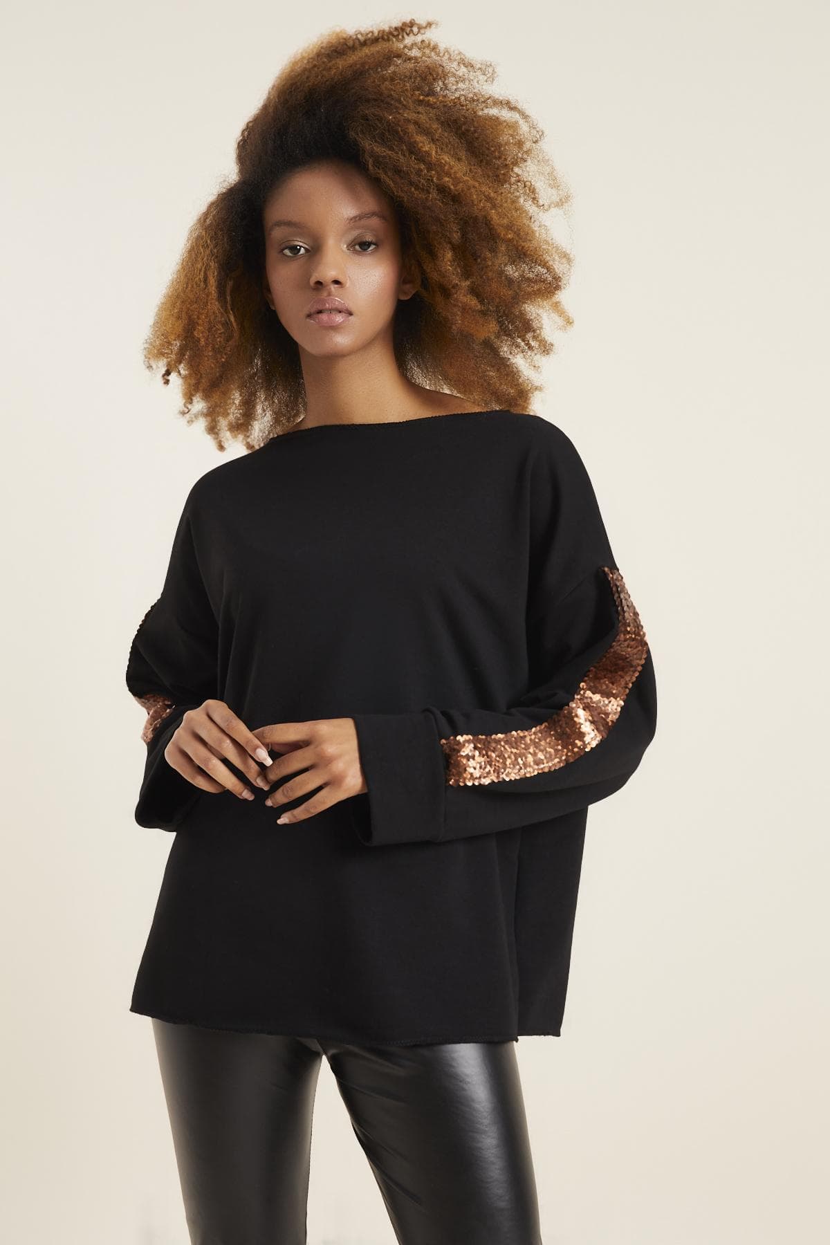 BAKIR KOL DETAY SİYAH SWEATSHIRT