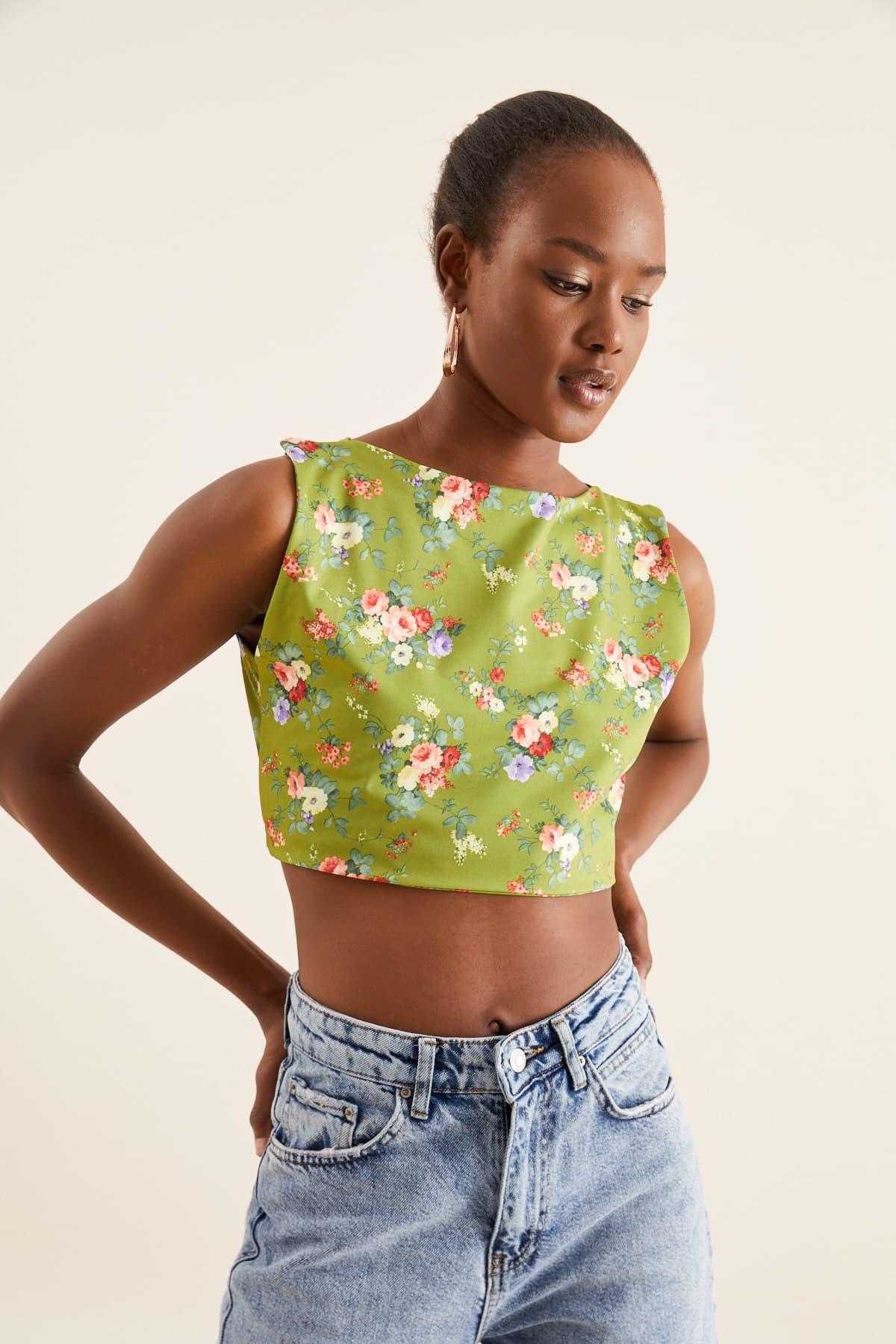 YEŞİL ÇİÇEKLİ CROP BLUZ