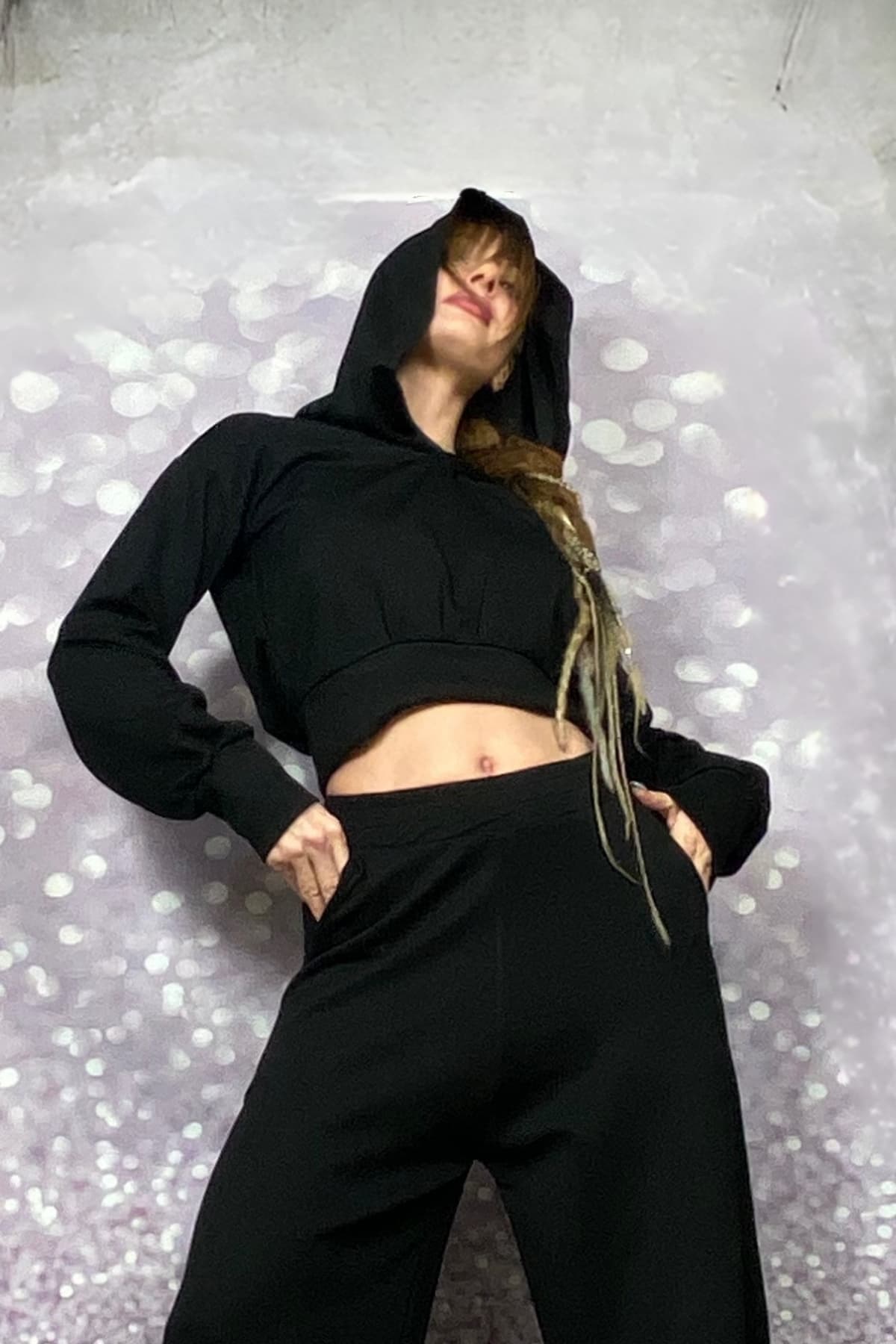 KAPŞONLU SİYAH CROP DÜŞÜK OMUZ BLUZ/SWEATSHİRT