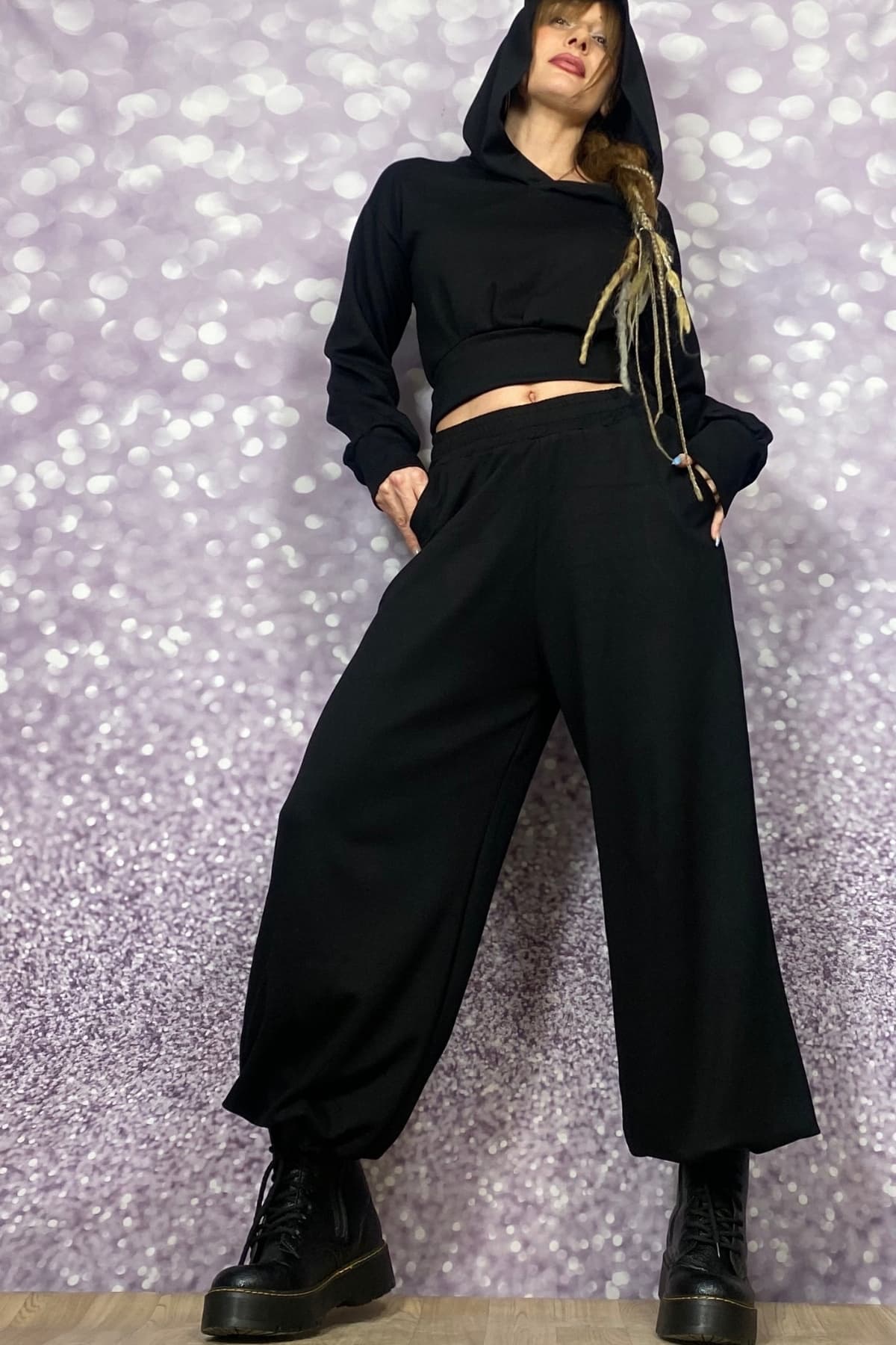 KAPŞONLU SİYAH CROP DÜŞÜK OMUZ BLUZ/SWEATSHİRT - 3