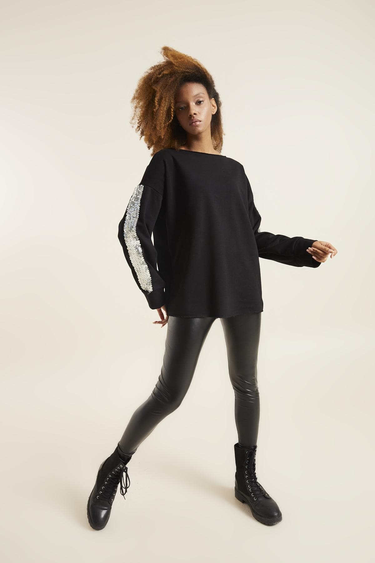 SİYAH LAME PAYET KOL DETAY SWEATSHIRT - 3