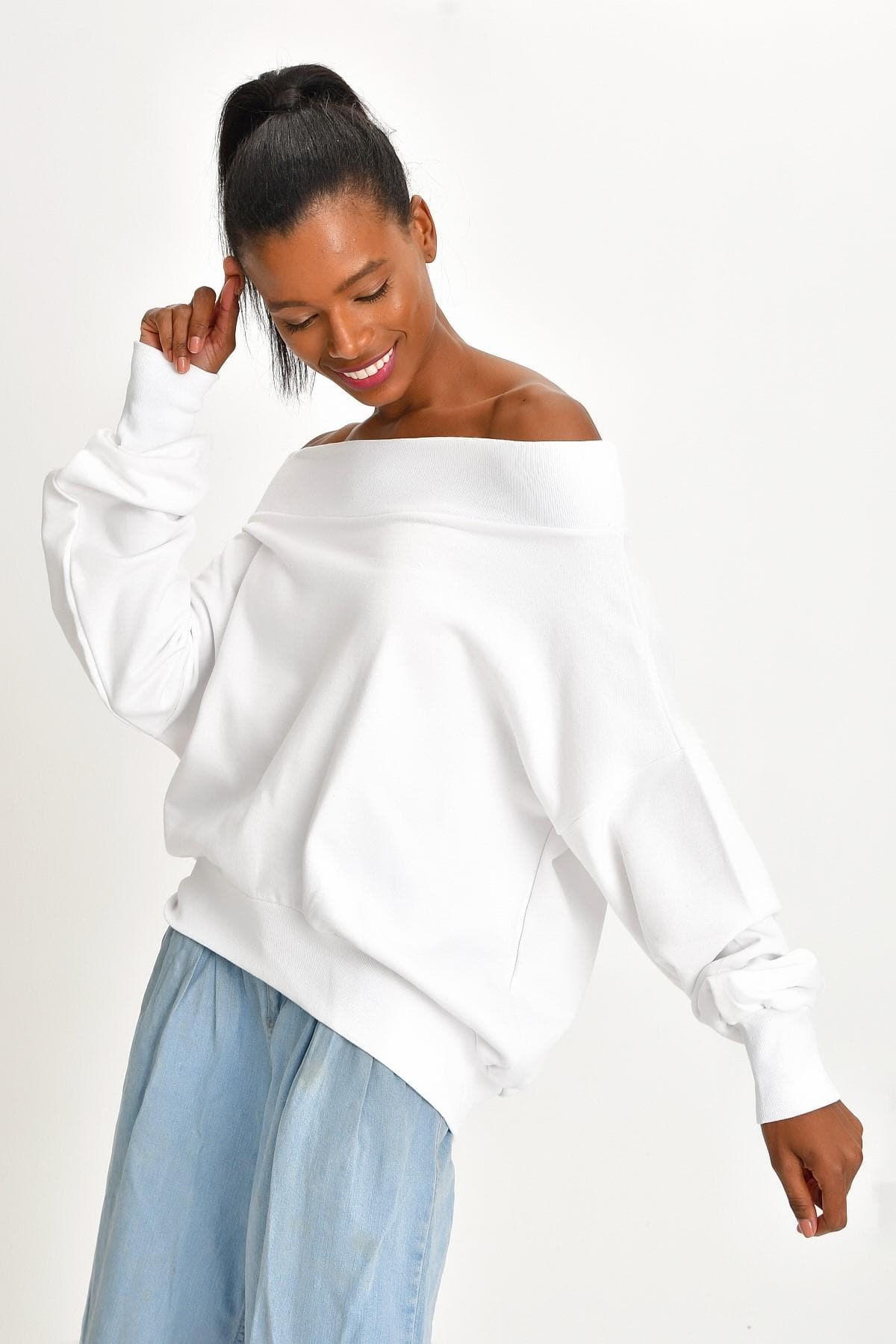 OMUZ DEKOLTELİ BEYAZ SWEATSHIRT - 2