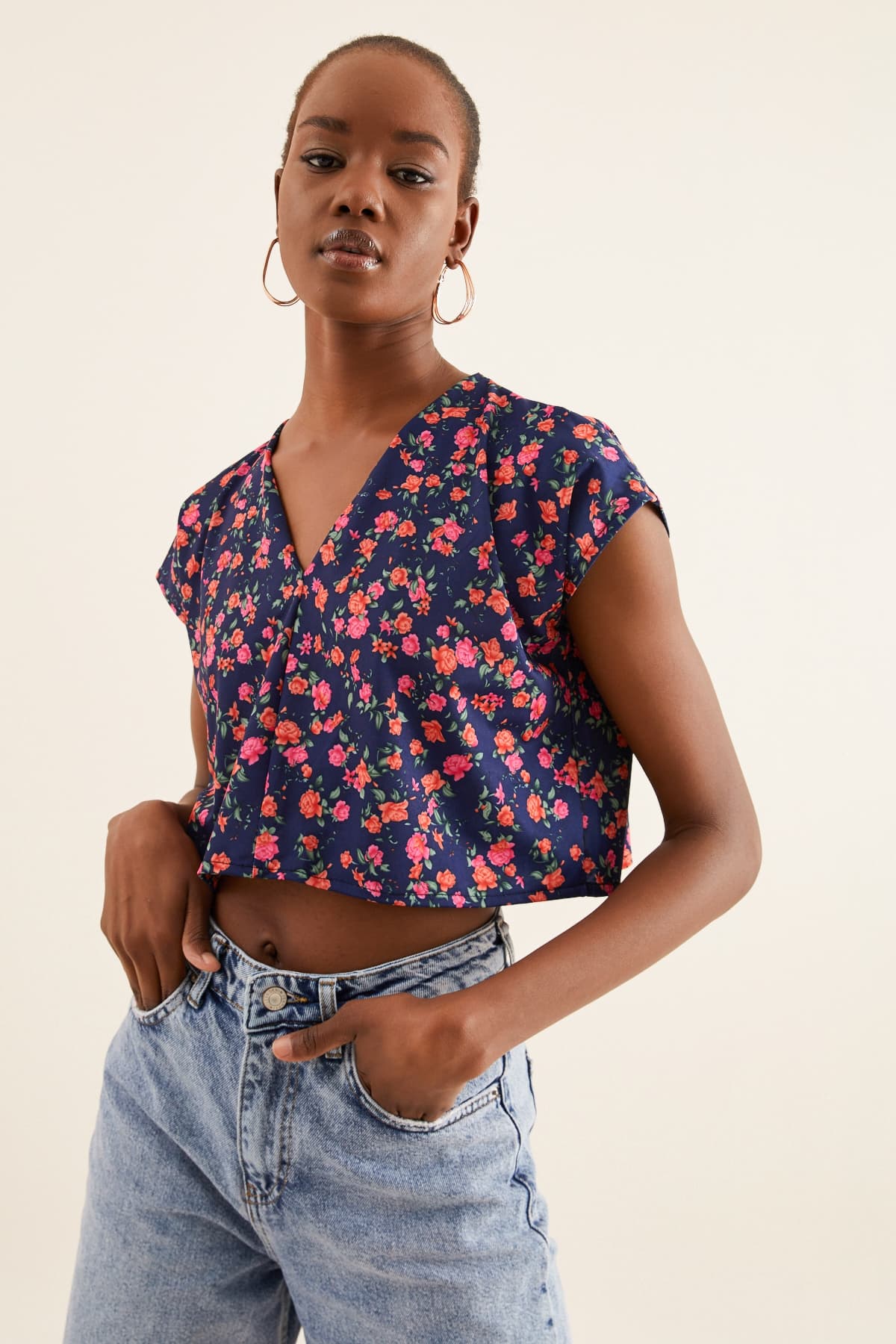 ÇİÇEKLİ V YAKA CROP BLUZ