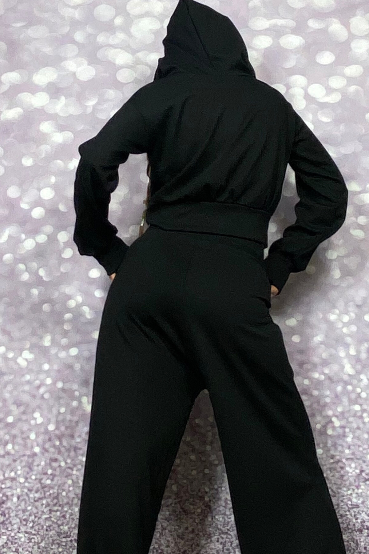 KAPŞONLU SİYAH CROP DÜŞÜK OMUZ BLUZ/SWEATSHİRT