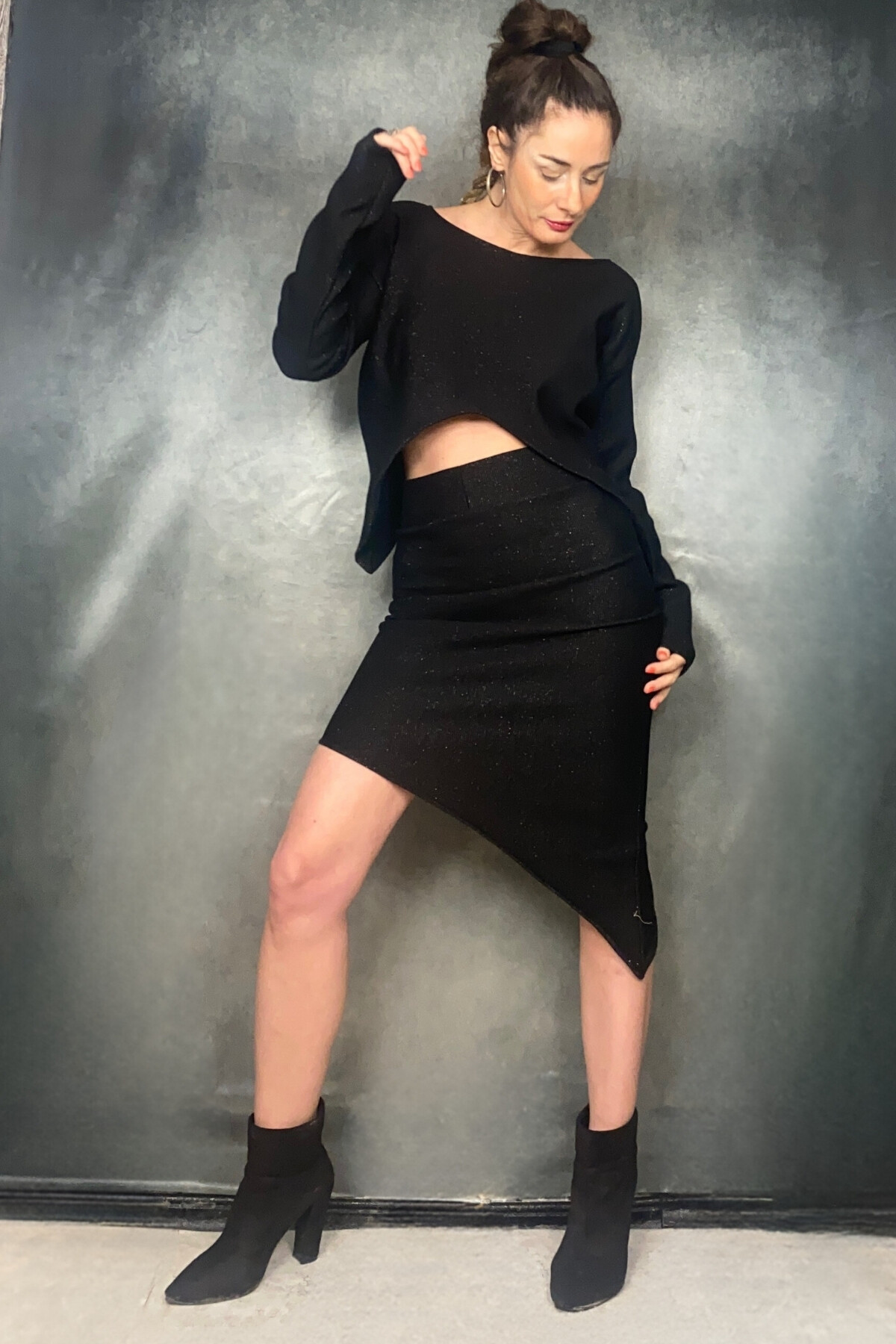 SİMLİ PIRILTILI ASİMETRİK KESİM CROP TRİKO BLUZ