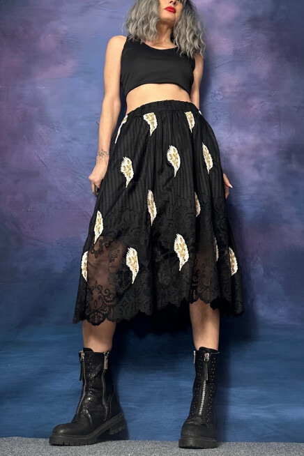 AÇIK BEJ TÜY İŞLEMELİ SİYAH DANTEL ETEK