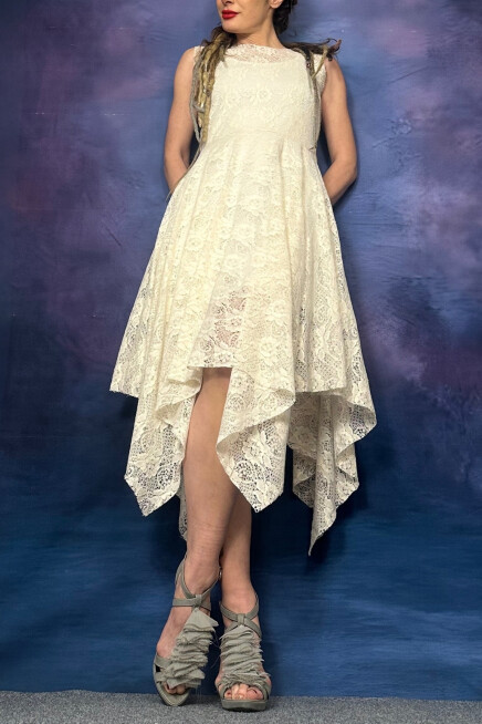 ASİMETRİK KESİM KOLSUZ DANTEL ELBİSE