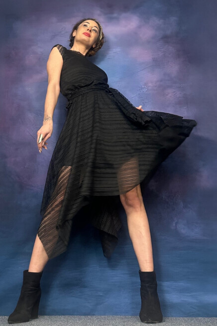 BELİ LASTKLİ ASİMETRİK KESİM DANTEL DOKULU KAYIK YAKA SİYAH ELBİSE