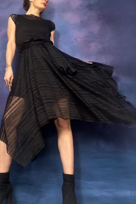 BELİ LASTKLİ ASİMETRİK KESİM DANTEL DOKULU KAYIK YAKA SİYAH ELBİSE