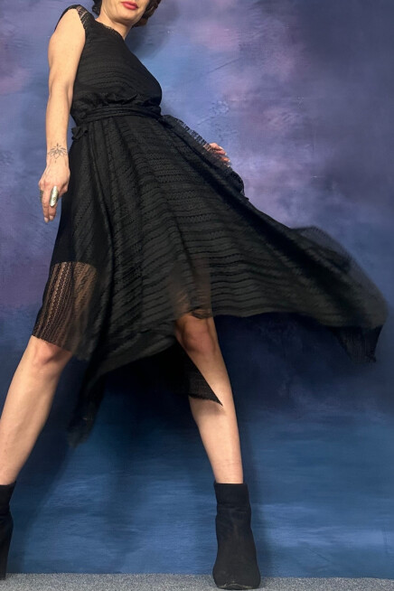 BELİ LASTKLİ ASİMETRİK KESİM DANTEL DOKULU KAYIK YAKA SİYAH ELBİSE