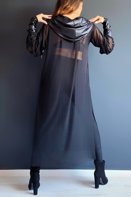 DERİ KAPŞONLU VE MANŞETLİ MAXİ YIRTMAÇLI TUNİK 