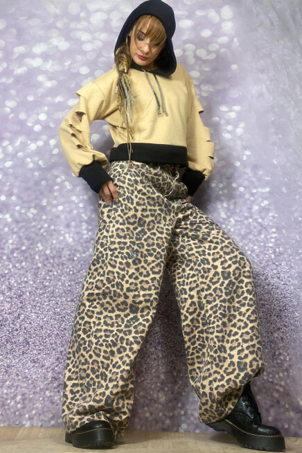 KAPŞONLU BEJ SİYAH KESİK DETAYLI SWEATSHİRT