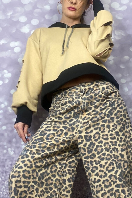 KAPŞONLU BEJ SİYAH KESİK DETAYLI SWEATSHİRT