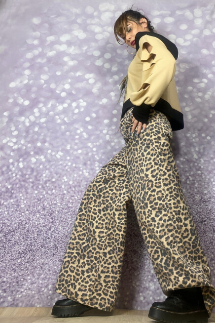 KAPŞONLU BEJ SİYAH KESİK DETAYLI SWEATSHİRT