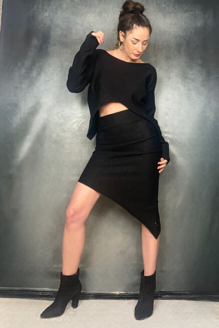 SİMLİ PIRILTILI ASİMETRİK KESİM CROP TRİKO BLUZ