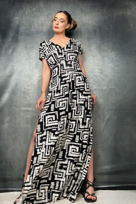 SİYAH DESENLİ YIRTMAÇLI UZUN MAXİ ELBİSE