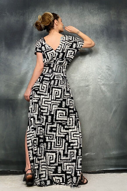 SİYAH DESENLİ YIRTMAÇLI UZUN MAXİ ELBİSE