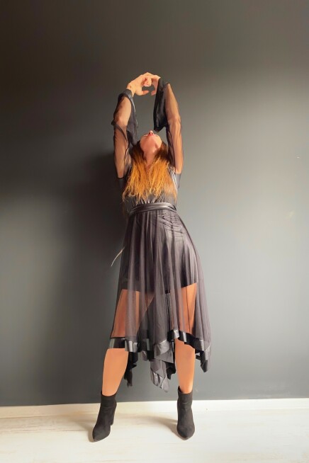 TÜL DERİ ASİMETRİK ELBİSE 