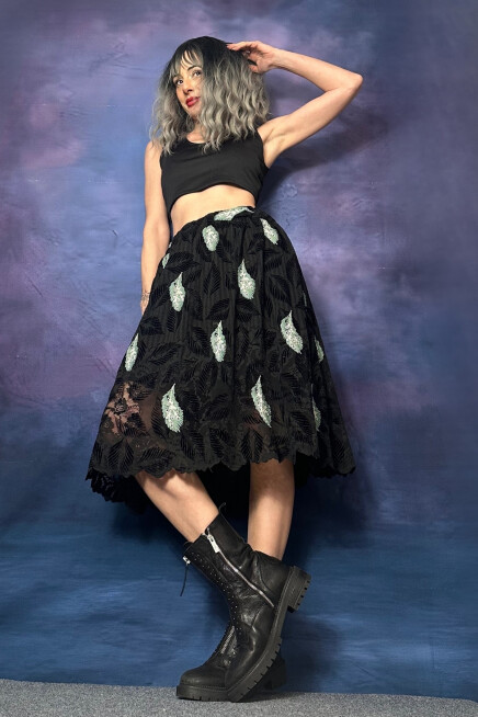 YEŞİL TÜY DETAYLI DANTEL SİYAH ETEK