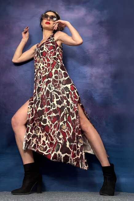 YILAN DESENLİ YIRTMAÇLI ELBİSE