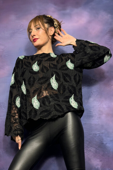 YEŞİL KUŞTÜYÜ İŞLEMELİ DANTEL DOKULU BLUZ