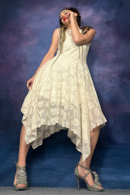 ASİMETRİK KESİM KOLSUZ DANTEL ELBİSE