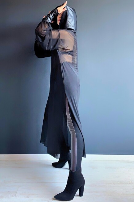 DERİ KAPŞONLU VE MANŞETLİ MAXİ YIRTMAÇLI TUNİK 