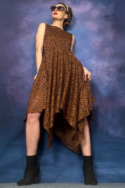 KAHVE DANTEL ASİMETRİK KAYIK YAKA ELBİSE