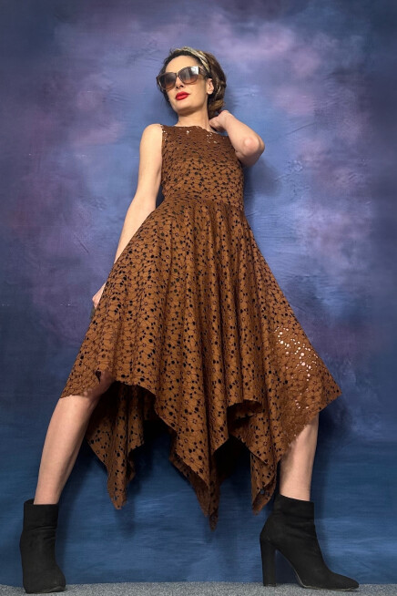 KAHVE DANTEL ASİMETRİK KAYIK YAKA ELBİSE