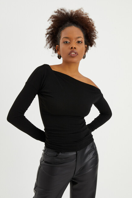 OMUZ DETAY TRİKO BLUZ 