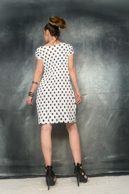 PUANTİYELİ SİYAH BEYAZ PİLİSE ELBİSE