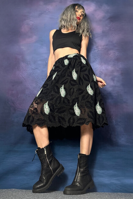 YEŞİL TÜY DETAYLI DANTEL SİYAH ETEK