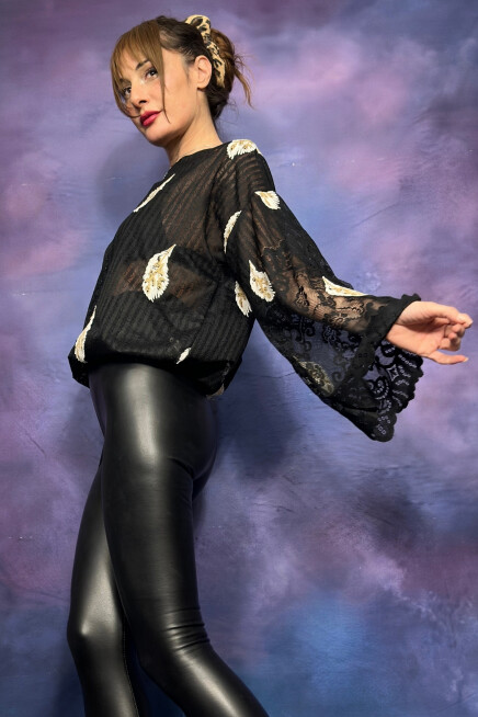 BEJ KUŞTÜYÜ İŞLEMELİ DANTEL DOKULU BLUZ