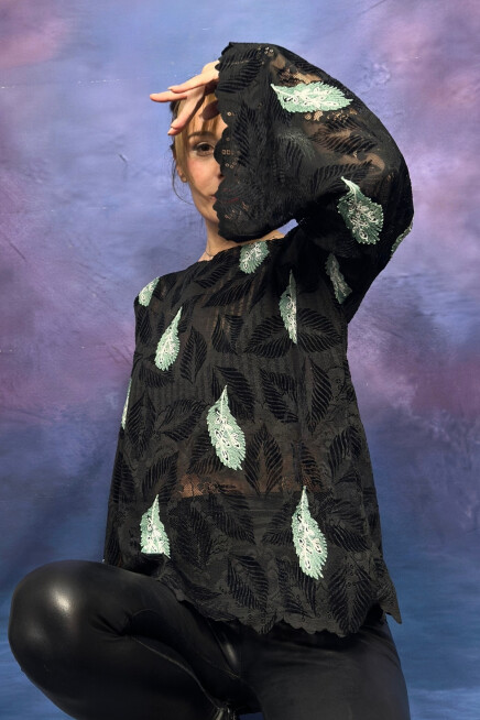 YEŞİL KUŞTÜYÜ İŞLEMELİ DANTEL DOKULU BLUZ